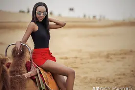 月牙泉边的女孩，你相信吗？她居然是第一次看到沙漠图片