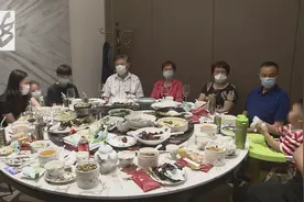 吐！有人在沪上知名饭店的红烧肉里吃出两颗假牙，店家的态度绝了图片