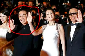 巩俐与张艺谋同台，巩俐却牵手陈道明，网友：张艺谋的表情好挣扎图片