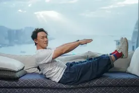 陈奕迅自曝没收入，吴镇宇直播卖脸：香港影视业撑不住了？图片