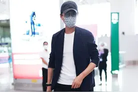 靳东打造经典造型，西装+白T一样很时髦，这样穿尽显型男气质图片