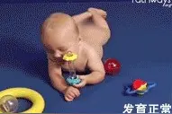 宝宝爬得晚、走得慢，是发育迟缓吗？别瞎猜！看表图片