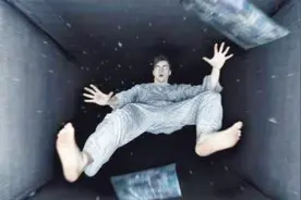 为什么睡觉时会突然感觉踩空了一块，身体抖一下？视频封面