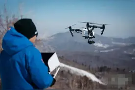 老外在大山里发现“怪人”，用无人机拉近距离看后，顿时不说话了图片