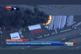 大温阿伯茨福突发大爆炸！上百辆车熊熊燃烧！旁边就是泄洪泵站图片