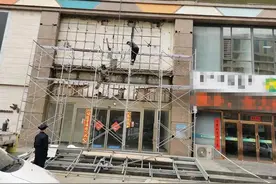 未经审批“偷梁换柱”？临河一商场业主行为被叫停图片