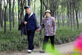 这对83岁的老夫妻，这次竟找了个“男保姆”图片