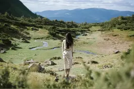 两性关系中，搞定六七十岁的女人很轻松，这三个技巧就够了图片