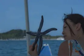 来这个小岛，把身体浸泡在烧得通红的晚霞中图片