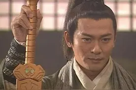 58岁江华坐2元电车出行，穿旧衣没人认出，曾称宁愿摆摊也不复出图片