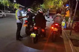 八大队严把“三关”出实招解决摩托车深夜飚车“炸街”噪音扰民违法图片