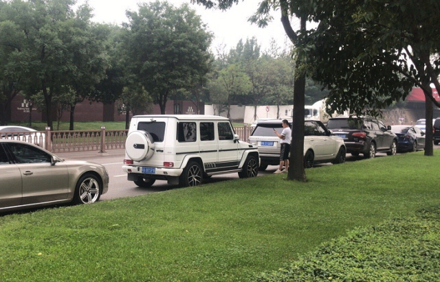 贵族学校开始报名，门口停的都是BBA，一年的学费就要15万