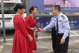 千里迢迢，离散55年的双胞胎姐妹相见了图片