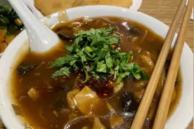 西安这家胡辣汤，一碗卖出128元的天价，吃完感觉整个人都不好了图片