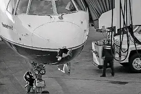 坐飞机被雷劈中是什么感觉？图片