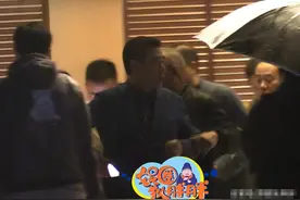 陈宝国与友人深夜聚餐，妻子随行气质佳，遇朋友送礼忙叫儿子退还图片