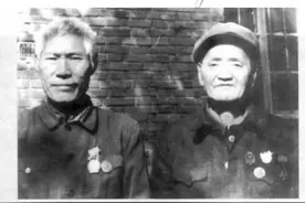 1993年，河南一抗美援朝老兵找到老战友，抱头痛哭：我找了你42年图片