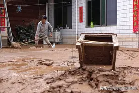 亲历洪水：农家院灌满泥浆，母子躲房顶避险，断电断网后开始自救图片