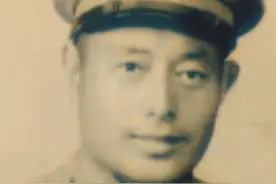 1949年，台湾上尉飞行员驾机投奔大陆，落地时有200多弹孔图片