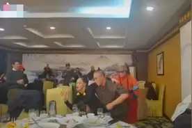 62岁杨丽萍现身饭局，当场和徒弟跳舞再惹争议，评论成翻车现场图片