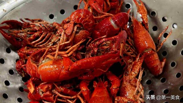 在家怎样炒出地道的麻辣小龙虾，厨师长教你调制配料，肉质鲜嫩