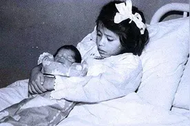世上最小妈妈，生娃时仅5岁！儿子10岁前一直喊她“姐姐”图片