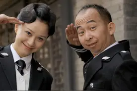 巨兴茂：长得丑做了20年配角，成功后买千万豪车庆祝，老婆漂亮图片