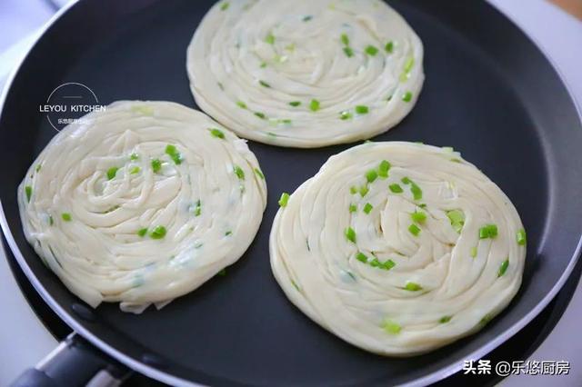 几个剩饺子皮，一把葱花，简单几步，烙一锅丝丝分明的饼