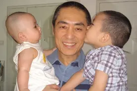 70岁张艺谋父亲节儿女环绕！16年帅气未减，妥妥的"人生赢家"图片