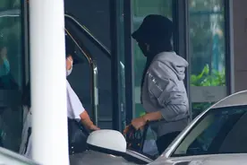 唐嫣产后首次走机场！罗晋亲自开车送她，穿卫衣露出手臂太瘦了图片