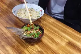 湖北大哥卖鱼尾，10元一个，每天要卖300个，全国独一份图片