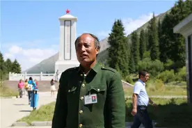 相识38天，班长把救命馒头让给他，他带妻儿为班长守墓35年图片