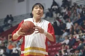 女篮中锋郑海霞：大校军衔月薪过万，54岁双腿弯曲，还独自工作图片