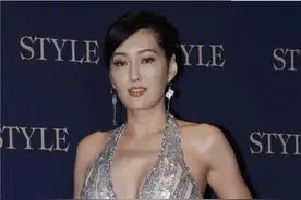 52岁孟广美不服老，挂脖礼服大秀凹凸感，饱满身材太诱人图片