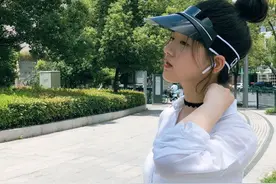 两年前的赵露思好甜，穿白衬衫配牛仔裙很清爽，这才是纯天然的美图片
