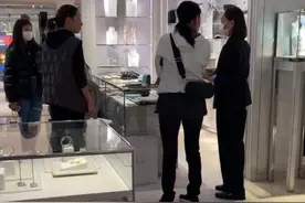 那英带女儿伦敦逛街豪购态度有点凶，14岁女儿安静乖巧五官像爸爸图片