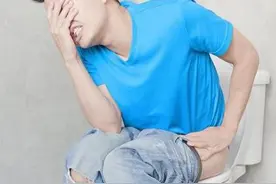 排便时，大便总是"前头干硬，后边软粘"，警惕3种病找上门了图片