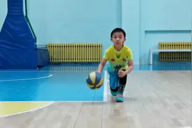 【龙江少儿篮球教学系列】省男篮教练高杉教你移动运球训练方法图片