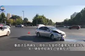 早高峰郑州一路口信号灯不亮，两车相撞图片