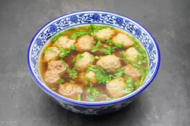 做肉丸子，大厨教你一招，多放1味料，丸子Q弹筋道，汤鲜味美图片