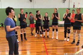 明星与女排合影：1米85不够看，凤凰传奇像小矮人，朱婷小鸟依人图片