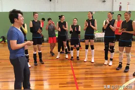 明星与女排合影：1米85不够看，凤凰传奇像小矮人，朱婷小鸟依人图片