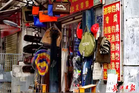 记者走访武汉渔具市场，电捕鱼机绝迹，严守一线一钩规定图片