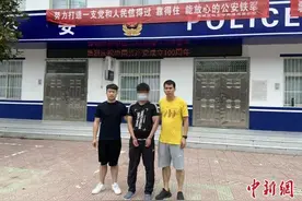 太惨！谈了5年的“女友”竟是抠脚大汉！八旬老人网恋被骗超270万元图片