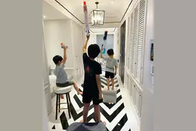 林志颖晒与三个儿子日常，豪宅走廊意外曝光，大到能玩射击游戏图片