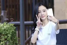 李小璐的腿太让人羡慕了，白T配热裤虽很简单，她穿效果却不一般图片