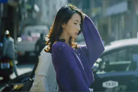 许婧离婚后活得好自由，大街上穿露肩毛衣，造型时尚比路人显眼图片