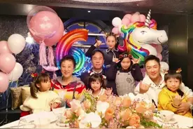 陈浩民为女儿庆生，四娃同框颜值差距大，大女儿频看妈妈眼色？图片