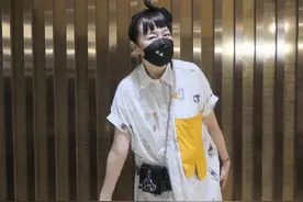63岁恬妞老了仍然气质出众，古灵精怪的老小孩，老年发福同样时髦图片
