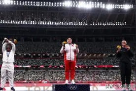 美国铅球选手输给巩立姣，夺得银银，在领奖台上却做出特殊手势图片